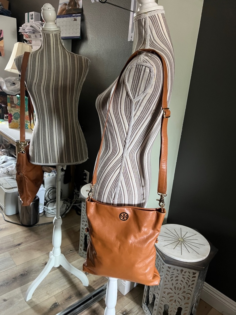 🛑 1 hour sale. Tory Burch Tan Leather Crossbody Bag, wear multiple ways - Picture 4 of 14